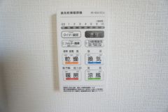 雨の日の洗濯も安心できる浴室暖房乾燥機付き浴室。リモコンで操作もボタン1つで簡単。 浴室暖房乾燥機には、暖房、乾燥、涼風、換気の4つの機能が付いています。タイマー付きです。
