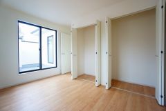 住む人のこだわりを活かす洋室＾＾日当たりがよく、寝室としての利用もおすすめ。広めのクローゼットもあり荷物もすっきり片付けれ、ゆとりのある暮らしが出来ます＾＾