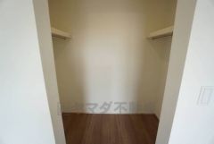 収納力豊富なウォークインクローゼット付き。洋服や小物などを1箇所にまとめて美しい収納を実現します。