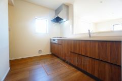 対面式カウンターキッチンでお子様の様子が見守れます。カウンタートップは耐熱性に優れており、日ごろのお掃除もふき取るだけでＯＫ。