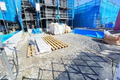 カースペースは停めやすい並列駐車3台付き。