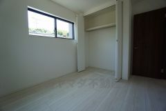 木目調のシンプルデザインで落ち着きと安らぎの空間に仕上げています。各部屋に収納が完備されているので、お荷物が多くなっても安心の設計です。