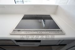 汚れてもサッとふける、お手入れのしやすいIHクッキングヒーター。オール電化なので経済的。