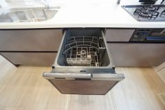 家事の時間が短縮できる食器洗浄乾燥機付。後片付けもラクラクです。 食器を洗う手間が減るので家族とのコミュニケーションの時間や自分の時間が増えますね。