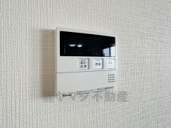 キッチン横からお湯張り、追い炊き、足し湯がボタン一つで楽々操作できる給湯機リモコンです＾＾忙しい夕飯の準備の時間帯に重宝しますね。