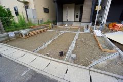 駐車スペースはゆとりある2台分を確保。マイカー用に、お客さま用に、余裕を持ってご利用いただけます^^