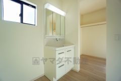 三面鏡つき洗面台。収納も一体型になっているので、ドライヤーやヘアアイロンの置き場に困りませんね。