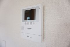 同仕様写真。防犯性、セキュリティ対策に安心できるテレビモニター付きインターフォンです。セールスマン対策にもなり安心できます。