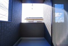 お洗濯物を干すスペースとしても十分な広さがあります。  お天気の良い日はお洗濯物がよく乾きそうな日当たり良好のバルコニーです＾＾