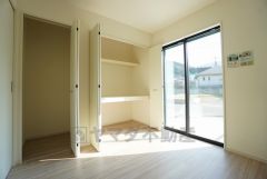 全居室にはたっぷり収納できる大型クローゼットを設置しています。窓には断熱性・保温性にすぐれ、省エネ効果のあるペアガラスを採用。冬には結露を防止します。