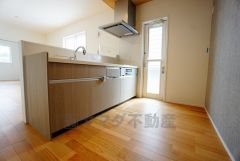 同仕様写真。対面式カウンターキッチンでお子様の様子が見守れます。カウンタートップは耐熱性に優れており、日ごろのお掃除もふき取るだけでＯＫ。ステンレスシンクも簡単にお掃除できますよ。