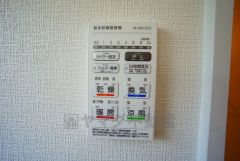 雨の日の洗濯も安心できる浴室暖房乾燥機付き浴室。リモコンで操作もボタン1つで簡単。 浴室暖房乾燥機には、暖房、乾燥、涼風、換気の4つの機能が付いています。タイマー付きです。