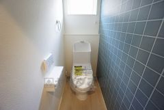 温水洗浄機付トイレです。節水機能もあるので、安心して使えますね。汚れをガードする構造でサッと一拭き、お手入れが簡単。