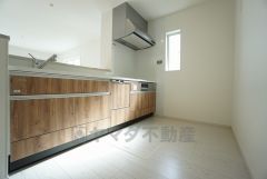 同仕様写真。対面式カウンターキッチンでお子様の様子が見守れます。カウンタートップは耐熱性に優れており、日ごろのお掃除もふき取るだけでＯＫ。ステンレスシンクも簡単にお掃除できますよ。