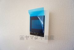 防犯性もばっちり、TVモニター付きインターフォン完備。大きなモニターで玄関先を確認できます。録画機能が付いているので不在時の訪問者も確認できて安心です^^