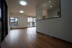 対面式キッチンを中心としたリビングダイニングで家族の会話が弾みそうです。