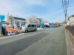 前面道路は約6ｍと駐車や離合もスムーズです＾＾ 大型車両の通行も少なく小さなお子様がいるご家庭でも安心です＾＾