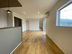 家族が集まる開放的なリビング。約17帖の大空間で毎日のお食事が楽しみです＾＾思い思いの時間を過ごしたり、家族みんなで食事をしたり、素敵な団らんの場になりますね。