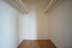 主寝室には大型のウォークインクローゼット付き。オープンタイプのクローゼットでお部屋が広く感じますね＾＾
