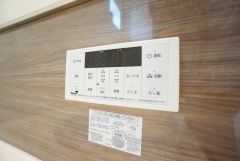 浴室内の給湯器リモコン。一日の疲れを癒す快適なバスタイムを＾＾