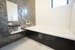 1日の疲れを癒すくつろぎのバスルーム。足を伸ばしてもゆったりと入れるサイズです。お子様と一緒にお風呂に入っても狭くないですね^^