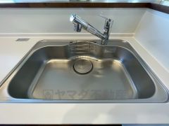 広々とした凸型シンクに洗剤ポケットを標準装備。大きなお鍋など洗いやすいです。洗剤や石鹸、スポンジもすっきりできる収納付き。