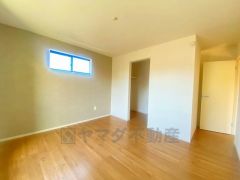 収納力豊富なウォークインクローゼット付き。洋服や小物などを1箇所にまとめて美しい収納を実現します。