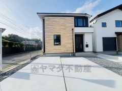 カースペースは停めやすい並列駐車3台付き。急な来客時も安心です＾＾ 前面道路は6ｍ～と駐車がスムーズにできます＾＾