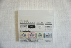 同仕様写真。雨の日の洗濯も安心できる浴室暖房乾燥機付き浴室。リモコンで操作もボタン1つで簡単。 浴室暖房乾燥機には、暖房、乾燥、涼風、換気の4つの機能が付いています。タイマー付きです。