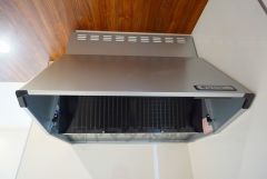 調理により発生する油煙や臭いを吸い込み、屋外へ排気してくれます。