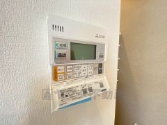 給湯器リモコンはキッチン横からボタンひとつで操作が楽々。通話ボタン付きでお子様とも会話ができて安心です。