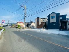前面道路は8ｍと広々。 駐車がスムーズにできます＾＾ カースペースは駐車2台付きです。