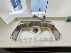 広々とした凸型シンクに洗剤ポケットを標準装備。大きなお鍋など洗いやすいです。洗剤や石鹸、スポンジもすっきりできる収納付き。