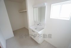 同仕様写真。三面鏡つき洗面台。収納も一体型になっているので、ドライヤーやヘアアイロンの置き場に困りませんね。