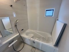 1日の疲れを癒すくつろぎのバスルーム。足を伸ばしてもゆったりと入れるサイズです。お子様と一緒にお風呂に入っても狭くないですね^^