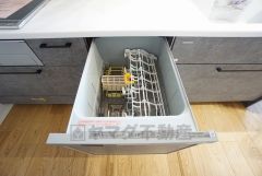 家事の時間が短縮できる食器洗浄乾燥機付。後片付けもラクラクです。 食器を洗う手間が減るので家族とのコミュニケーションの時間や自分の時間が増えますね。