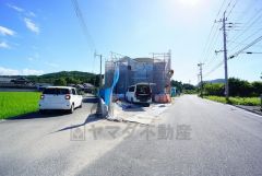 前面道路は大型車両の交通も少なく静かで快適な生活を送れます＾＾ 前面道路は6ｍ以上と駐車がスムーズにできます＾＾