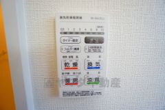 雨の日の洗濯も安心できる浴室暖房乾燥機付き浴室。リモコンで操作もボタン1つで簡単。 浴室暖房乾燥機には、暖房、乾燥、涼風、換気の4つの機能が付いています。タイマー付きです。