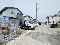 イオン福岡東ショッピングセンターまで車で約9分。（2.6ｋｍ） 前面道路は交通量が少ないためお子様がいるご家庭でも安心です＾＾ 日々のお買い物に便利です＾＾