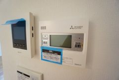 キッチン横からお湯張り、追い炊き、足し湯がボタン一つで楽々操作できる給湯機リモコンです＾＾忙しい夕飯の準備の時間帯に重宝しますね。