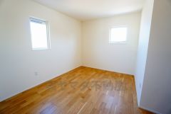 全居室にはたっぷり収納できる大型クローゼットを設置しています。窓には断熱性・保温性にすぐれ、省エネ効果のあるペアガラスを採用。冬には結露を防止します。