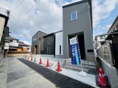 小・中学校まで徒歩9分圏内。 前面道路は1.98～4ｍ。 交通量が少なく小さなお子様がいるご家庭でも安心です＾＾ カースペースは並列2台＾＾スムーズに駐車出来ます＾＾