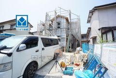 コンビニ・ドラックストアまで徒歩7分。スーパーまで徒歩12分。敷地面積広々56坪。並列駐車3台可能。