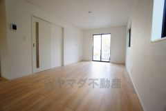 大きな窓のあるリビングは、陽光あふれる明るい空間です。居心地良く、ご家族皆がゆったり寛げる憩いの空間となりそうです。