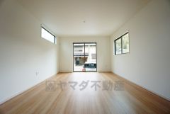 大きな窓のあるリビングは、陽光あふれる明るい空間です。居心地良く、ご家族皆がゆったり寛げる憩いの空間となりそうです。