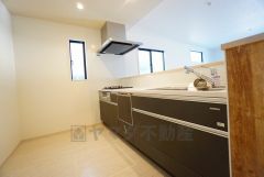 対面式カウンターキッチンでお子様の様子が見守れます。カウンタートップは耐熱性に優れており、日ごろのお掃除もふき取るだけでＯＫ。ステンレスシンクも簡単にお掃除できますよ。