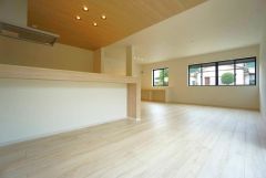 大きな窓のあるリビングは、陽光あふれる明るい空間です。居心地良く、ご家族皆がゆったりくつろげる憩いの空間となりそうです。