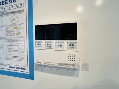 キッチン横からお湯張り、追い炊き、足し湯がボタン一つで楽々操作できる給湯機リモコンです。忙しい夕飯準備の時間帯に重宝しますね。