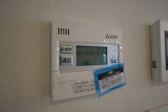 給湯器リモコンはキッチン横からボタンひとつで操作が楽々。通話ボタン付きでお子様とも会話ができて安心です。