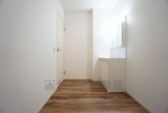 同仕様写真。三面鏡つき洗面台。収納も一体型になっているので、ドライヤーやヘアアイロンの置き場に困りませんね。